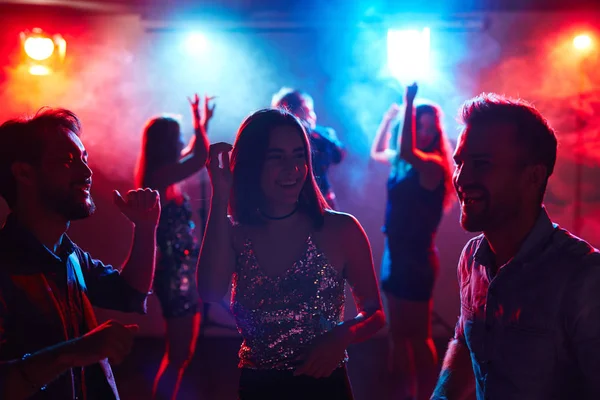 Dansare med talk i nattklubb — Stockfoto