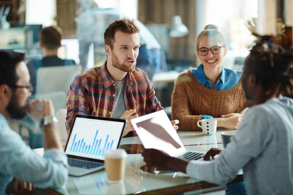 Financial manager making sales report — Stock Photo, Image