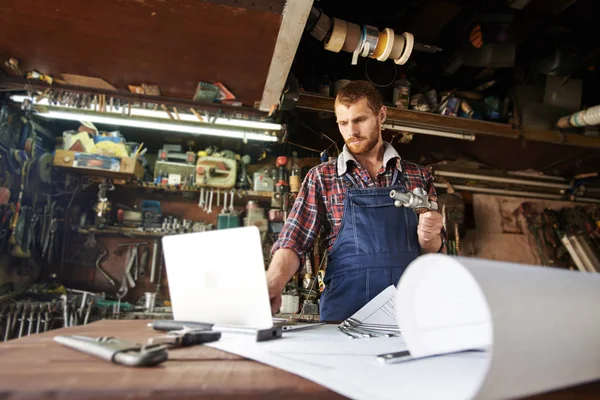 Engineer working choosing a part for replacement — Stock Photo, Image