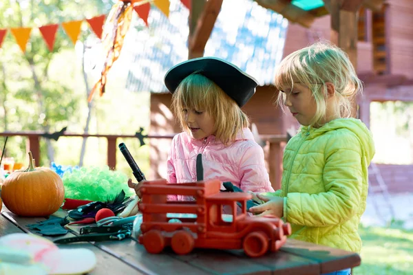 Twee meisjes spelen op Halloweenfeest — Stockfoto