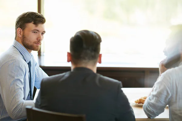 Tres hombres de negocios sentados en la cafetería — Foto de Stock