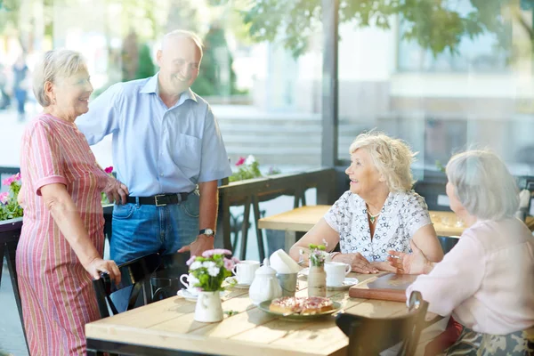 Senior vänner har fin tid i café — Stockfoto