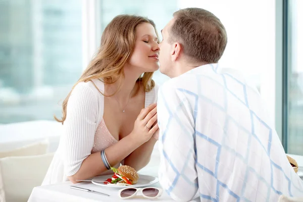 Par kyssar i café — Stockfoto