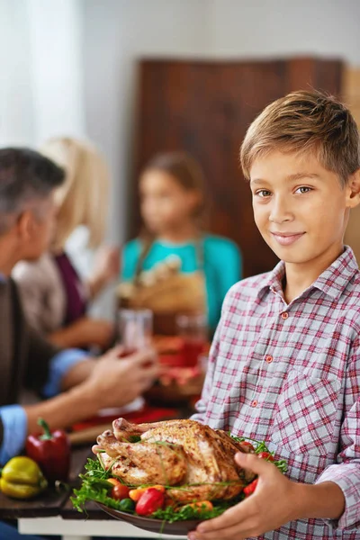 Pojken håller thanksgiving fjäderfä — Stockfoto