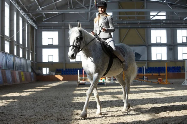 Blondine trainiert ein Pferd — Stockfoto