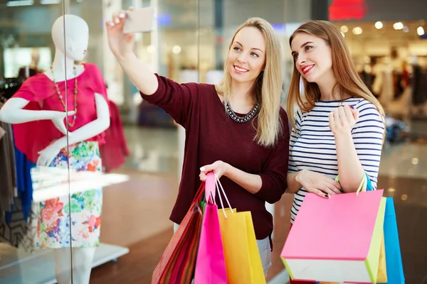 Shoppers making selfie by shop-window — Stock Photo, Image