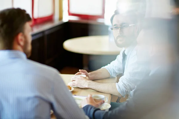 Empresarios teniendo una reunión en la cafetería — Foto de Stock