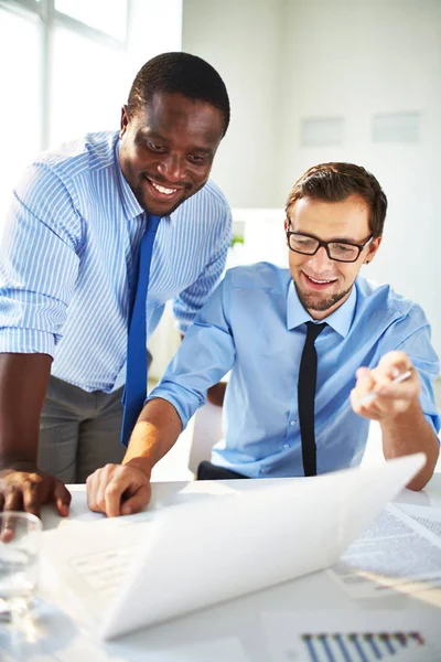 Empresários discutindo os resultados do ano — Fotografia de Stock