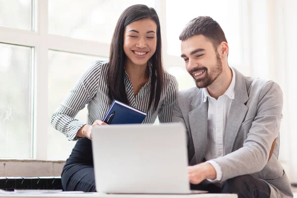 Collègues discuter du nouveau projet dans l'ordinateur portable — Photo