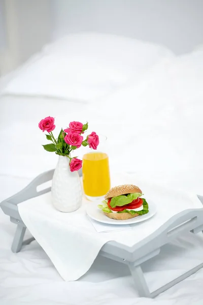 Frühstück mit Blumen im Bett — Stockfoto