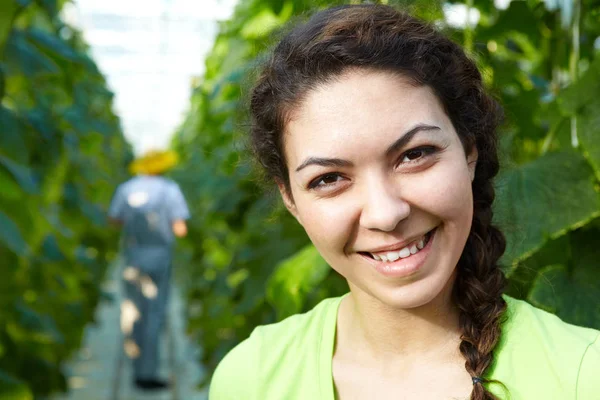 Mujer joven en el jardín — Foto de Stock