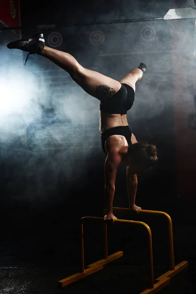 Гимнастка во время кросс-тренировок — стоковое фото
