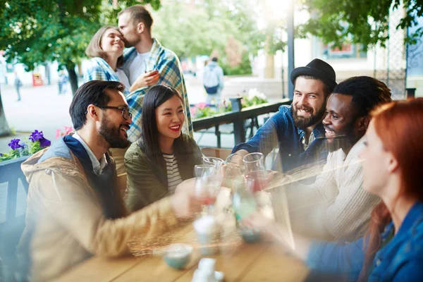 Amigos despreocupados brindando con bebidas — Foto de Stock