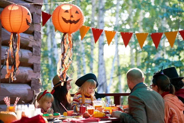 Große Familie sitzt am festlichen Tisch — Stockfoto