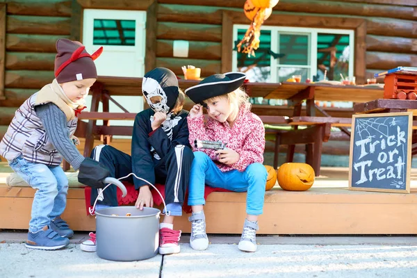 Gruppo di bambini che giocano in abbigliamento di Halloween — Foto Stock
