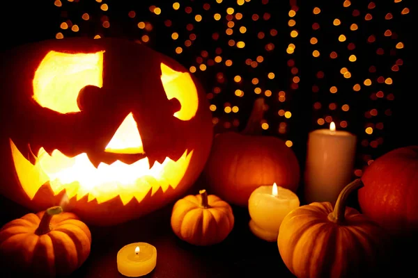 Jack-o-lantern, brinnande ljus och pumpor — Stockfoto