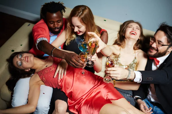 Extatisch vrienden tijdens toast — Stockfoto