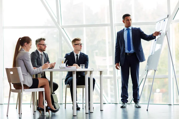 Homme présentant son projet sur tableau blanc — Photo