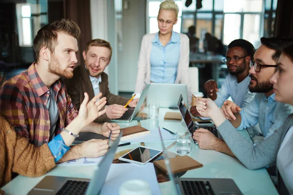 Gerente compartilhando e explicando sua ideia para colegas de trabalho — Fotografia de Stock