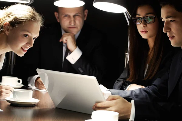 Manager showing project to colleagues — Stock Photo, Image