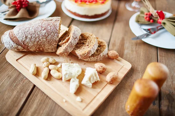 아침 식사 테이블에 호 밀 빵을 슬라이스 — 스톡 사진