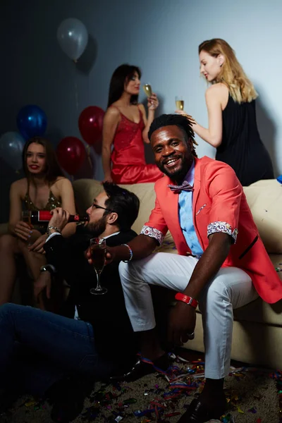 Amigos durante a festa à noite — Fotografia de Stock