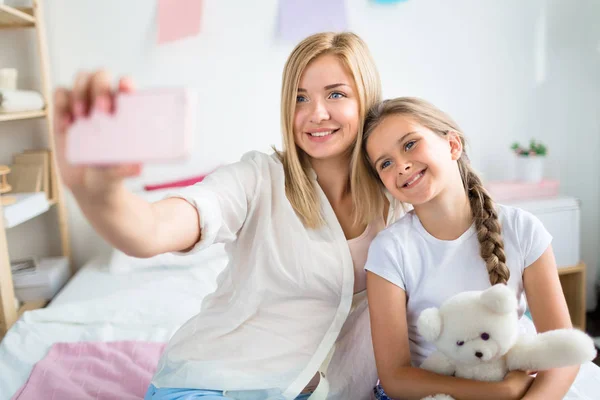 Mor och dotter gör selfie — Stockfoto