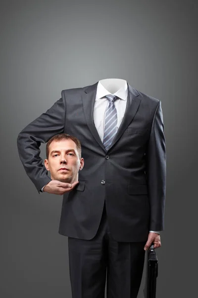 Uomo d'affari fiducioso tenendo la testa in mano — Foto Stock