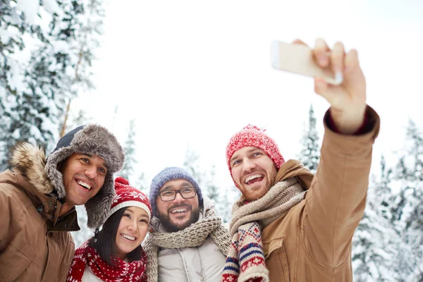 Ludzie co selfie na zimowe wieczory — Zdjęcie stockowe