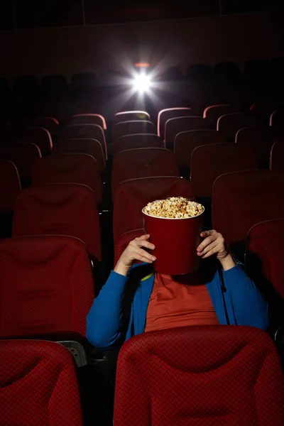 Man hiding behind popcorn bucket — Stock Photo, Image