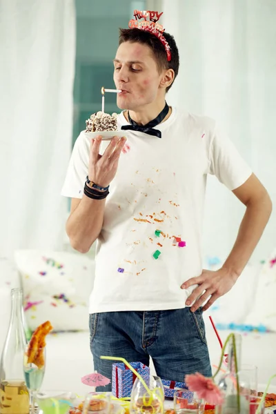 Hombre iluminación cigarrillo de pastel de cumpleaños —  Fotos de Stock