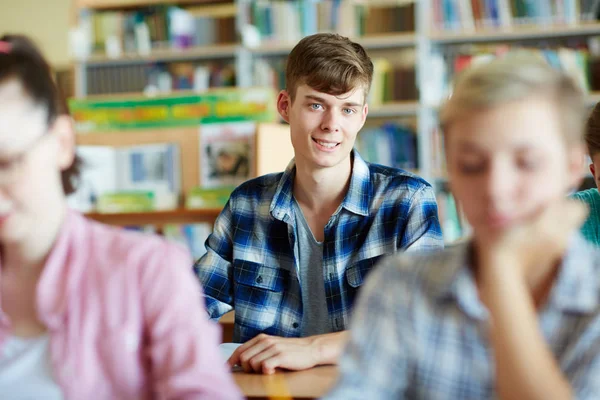 Cara feliz sentado na aula na faculdade — Fotografia de Stock