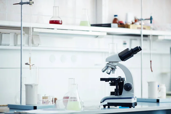 Grupo de equipos científicos para experimentos de laboratorio — Foto de Stock