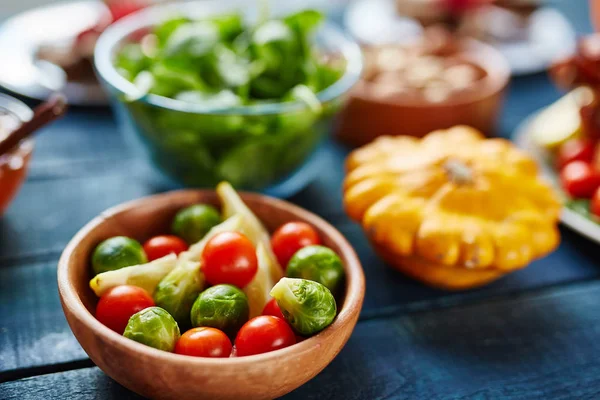 Здоровые овощи в миске — стоковое фото