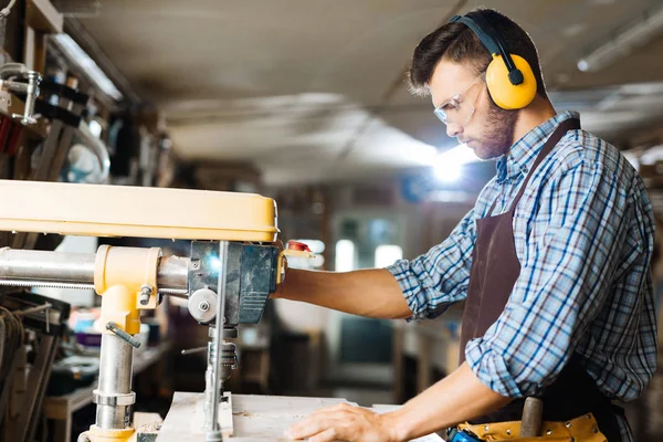 Timmerman met behulp van boor-machine — Stockfoto