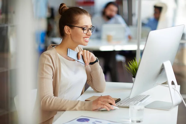 Bella redattrice che lavora al suo computer — Foto Stock