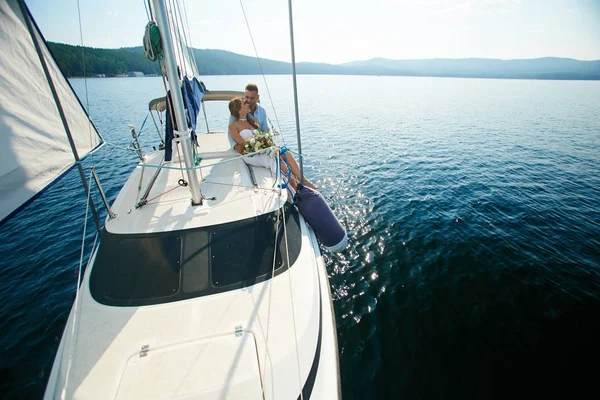 Couple affectueux voyageant sur yacht — Photo