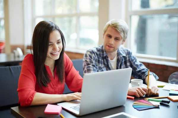 Student networking z kolega z grupy — Zdjęcie stockowe