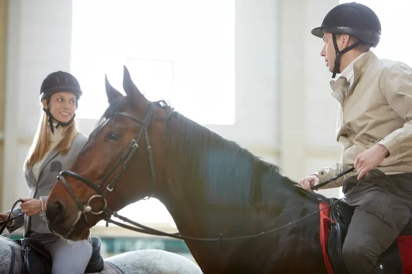 Esposa y marido montando a caballo — Foto de Stock