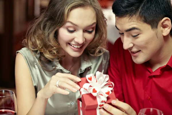 Couple heureux regardant une boîte-cadeau — Photo