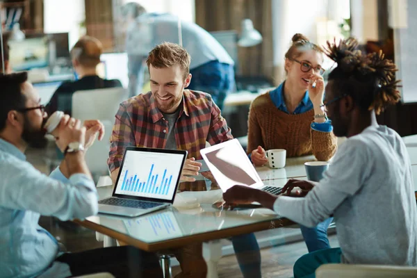 Homens de negócios discutindo gráfico financeiro — Fotografia de Stock