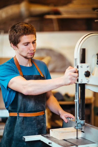 Ambachtsman snijden houten plank — Stockfoto