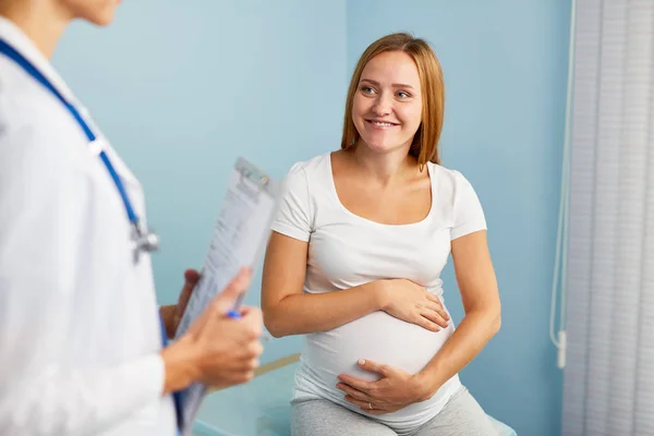 Kobieta w ciąży porozmawiać z lekarzem — Zdjęcie stockowe