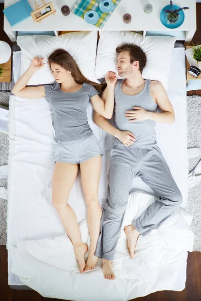 Par sova tillsammans på sängen — Stockfoto