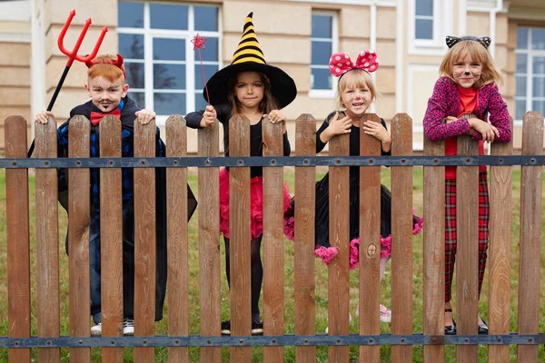 Children in traditional Halloween attire — Stock Photo, Image