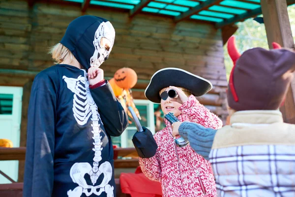 Дети играют вместе в Хэллоуин — стоковое фото