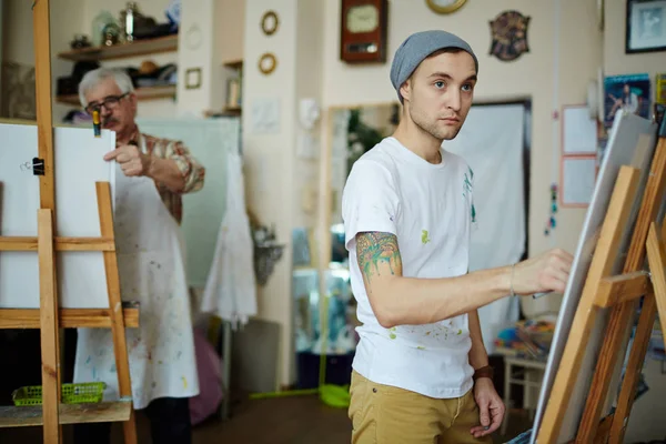 Homem pintura na sala de trabalho de arte — Fotografia de Stock
