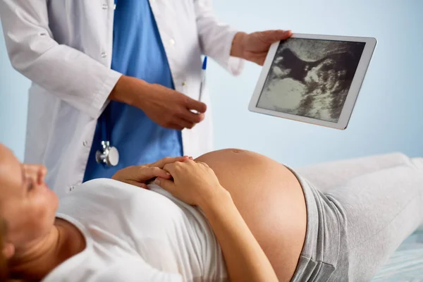 Showing ultrasound scan — Stock Photo, Image