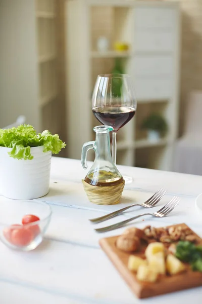 Gruppo di oggetti alimentari sulla tavola da pranzo — Foto Stock