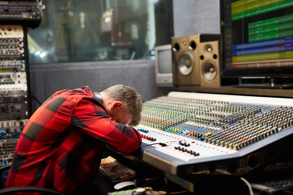 Cansado DJ colocando seu rosto no quadro de som — Fotografia de Stock